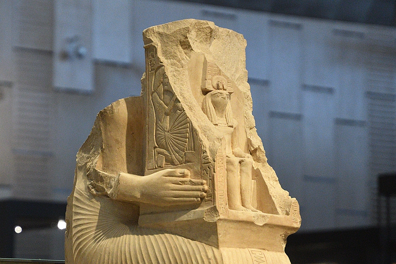 42 MAK_7121.jpg - Nebamun scriba e contabile del grano, attivo intorno al  1350 a.C. regge una piccola cappella dove, all'interno è raffigurata una figura seduta di Montu, il dio della guerra.